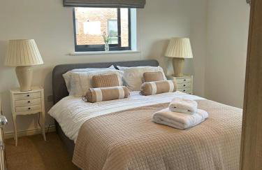 Uxbridge-Modern 2 bed Apt with Lift & Parking - Photo 31