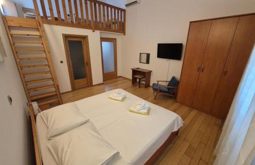 Sunny Garden Villa with Pool - Foto 32