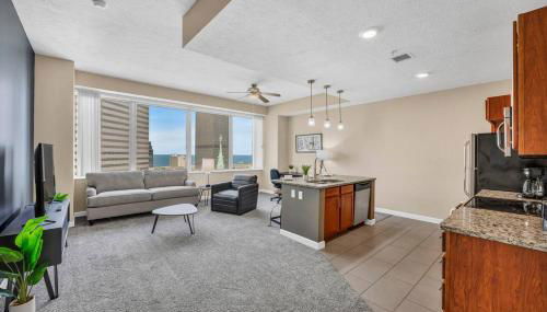 Luxury High-Rise • 18th Floor Condo • Parking 3 - Foto $