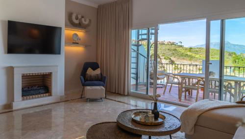 Serene hideaway, luxurious 2-bedroom penthouse apartment in the exclusive Paraíso Pueblo - Photo 3