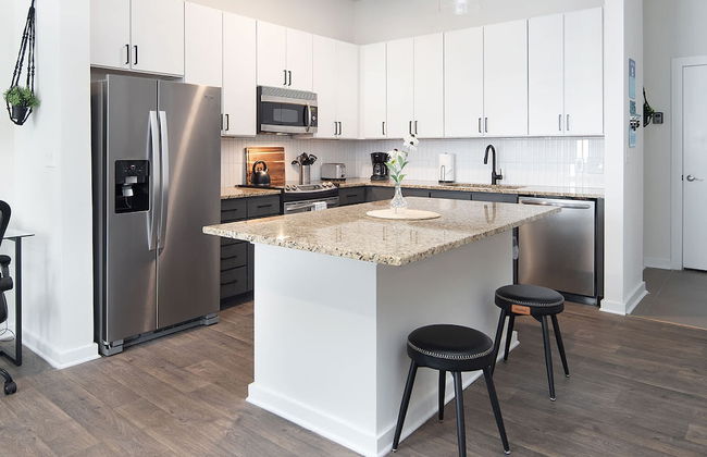 Uptown 1st Ward Corner Unit Superior 2BD Apt - Foto 11