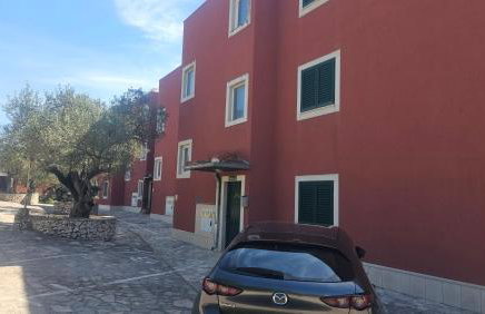 Red House Apartment With Swimming Pool - Photo 32