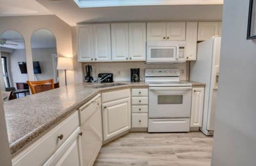 Park Shore Resort - Pool & Bar Close to Beach - Foto 10