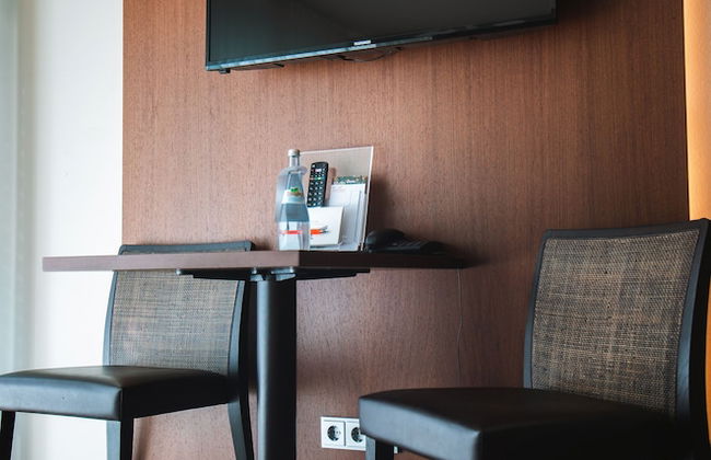 Car by Side - Photo 22