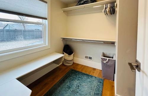 Little Blue Bungalow on Boise's Bench, Pet Friendly, Fully Fenced yard with doggie door! 2 miles from BSU, 5 minutes from Downtown Boise, Desk and workstation for remote workers, 2 TV's large walk-in closet, Good for mid-term stays - Foto 18