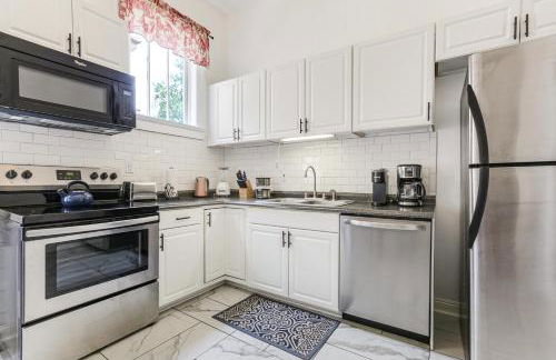 Uptown Spacious 4BD/3BA with Historic Charm - Foto 28