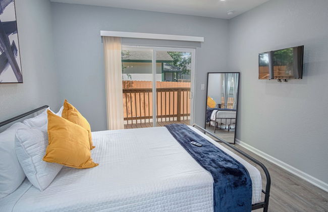 Newly Remodeled 4BR 2BA Near Amazing Downtown - Photo 5