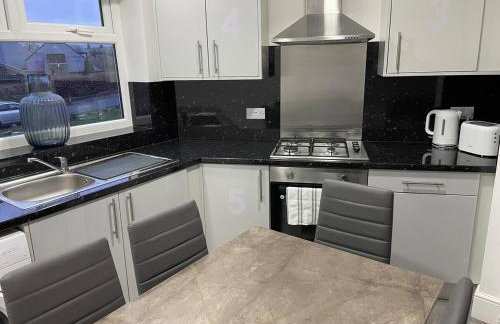 Modern Five Bed Long Stays and Contractors Welcome - Foto 12