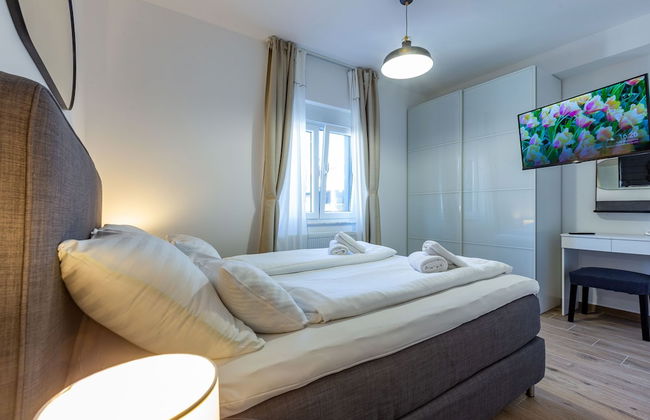 Exquisite Prestige Luxury Apartments With Shared Pool - Photo 1