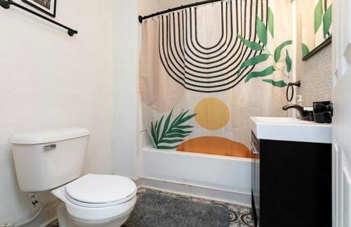 Spacious 9BR Home Ideal for Groups Near Downtown - Foto 32