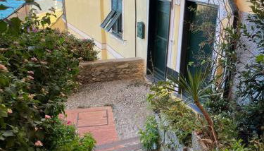 Sea View Suite - Sleeps 3 - Free Parking - Foto 2, Garden, Garden view
