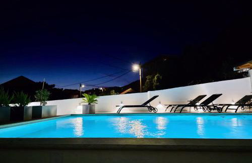 Mare`s Private House 1st floor with Pool - Foto 18