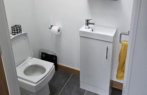 Modern Large 4-Bed Property sleeps 10 in Abergele - Photo 9