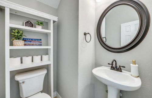 Lakefront Oasis King BDGame RoomLake Access - Foto 9