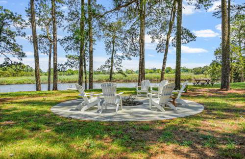 The Porter's Barn - fancy little waterfront home with deep-water boat dock and firepit - Foto 32