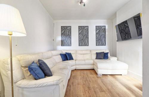 Large Southend Beach House Sleeps 8 Free Parking x 2 Perfect for Contractors 4 King Beds or 8 Single Beds by The Opulent Property Project UK - Foto 9