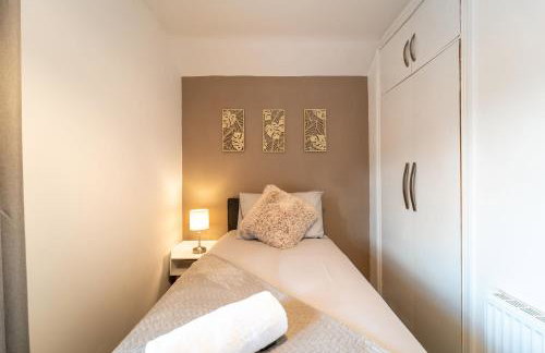 Cosy 3-Bed House With Parking, 5 Mins to QE & Uni - Photo 64