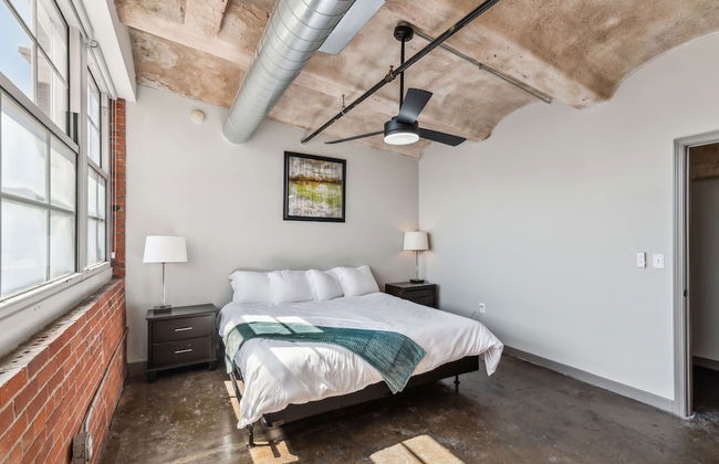 Luxury Historic Loft with Gym - Photo 47