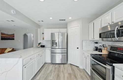 4BD Tropical Pool Oasis with a Game Room - Photo 16