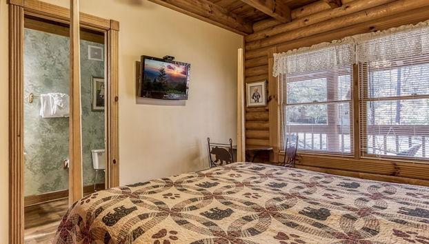 Er92 - Virginia's Villa - Great Location! Close To All The Action! 5 Bedroom Cabin by RedAwning - Foto 3, Habitación