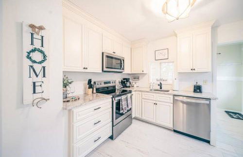 Center St Retreat - 1 Block from Downtown! - Foto 20