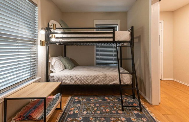 Escape to a Restored 1920s East Waco Bungalow - Foto 22