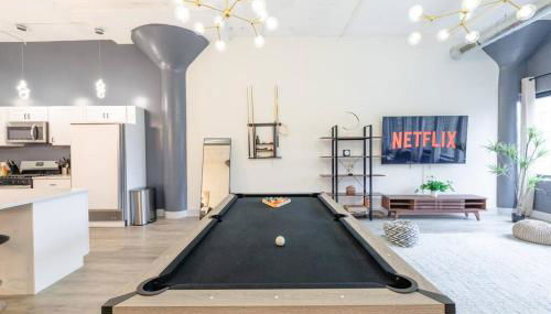 Luxurious 5BR Suite Perfect for Group of 12 guests with Pool table, Optional Parking and Gym Access Near McCormick Place and Soldier Field - Foto 2, Game Room