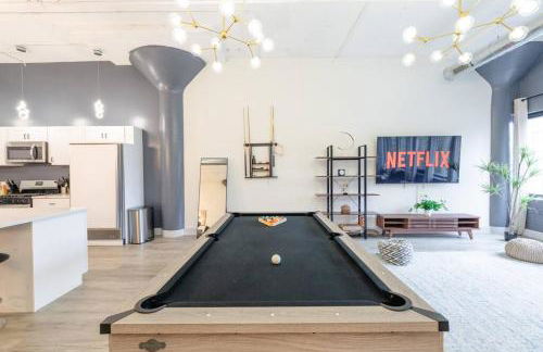 Luxurious 5BR Suite Perfect for Group of 12 guests with Pool table, Optional Parking and Gym Access Near McCormick Place and Soldier Field - Foto 2