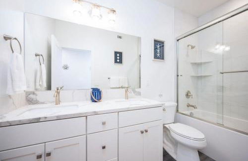 Game Room! Rooftop Deck! Sleeps 11 - Photo 27