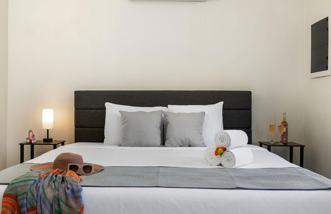 Brand NEW 3BR w Private Pool Walk to Palm Beach - Photo 23