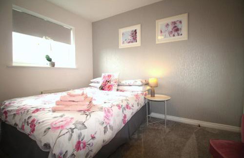 2 Bedroom House - Beautifully Decorated & Furnished - Parking - Large Garden - Foto 16