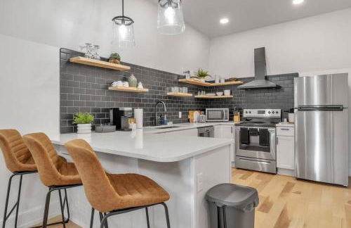 Carriage House Loft - King Bed and Garage Parking - Foto 1