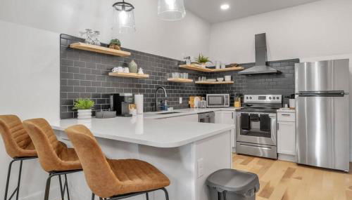 Carriage House Loft - King Bed and Garage Parking - Foto 1