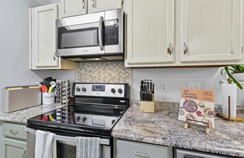 Luxe Family Escape with Games Hot Tub and Yard - Foto 13