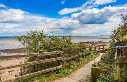 Stone's Throw Away from the English Channel! -Family and Dog Friendly - Foto 27