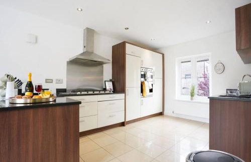 Stylish 6 Bedroom 3 Bathroom Detached House with Free Parking, Super-Fast Wifi, Pool Table, Smart TVs with Netflix by Yoko Property - Foto 26