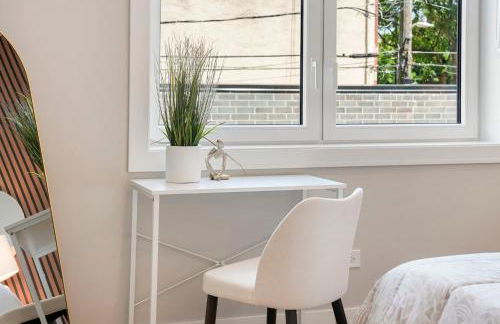 Modern Condo by Med District with Parking & Laundry - Foto 21