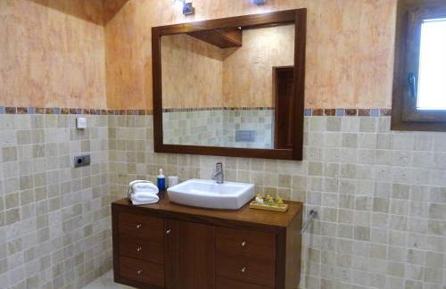 Villa with private pool and tennis court 150 metres from the sea-Villa el Olivo - Photo 45