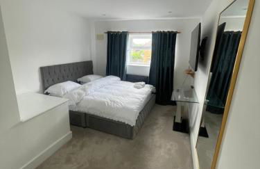 Cosy 4 bedroom house in borehamwood with large onsite parking and large beds - Foto 6