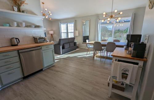 Contemporary 2-Bedroom Close to Downtown, Dining - Photo 10