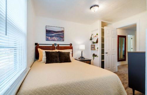 King Bed, Stocked Kitchen, Easy Driveway Parking, 2mi to Downtown & Coliseum - Foto 43
