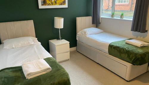 Spacious and Bright 2 Bedroom Ground Floor Apartment 5 min walk from town centre with Free Parking Business and Leisure by Jesswood Properties - Foto 2, towels