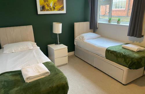 Spacious and Bright 2 Bedroom Ground Floor Apartment 5 min walk from town centre with Free Parking Business and Leisure by Jesswood Properties - Foto 2