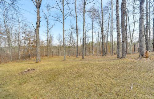 1 Mi to South Twin Lake Cabin with Deck in Trego! - Foto 30