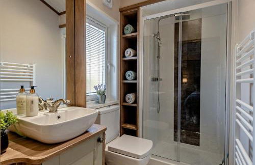 Kingfisher Lodge - Lakeside Lodge With Hot Tub - Foto 25