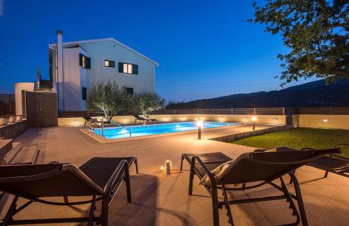 VILLA SKURA private heated pool 32m2, summer kitchen, 4 bedrooms, garden - Photo 39