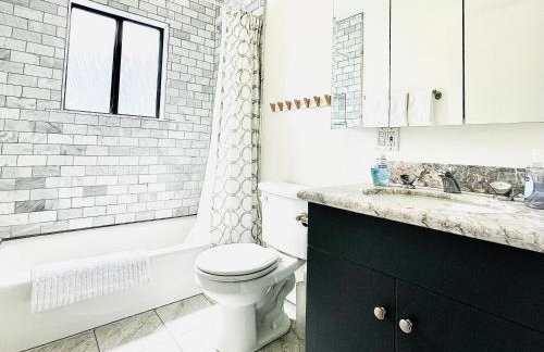 2 BR 2 BA - Eco House and Garden Vacation Retreat and Remote Workspace for Families, Couples and Solo Travelers in Coveted Culver - Foto 11