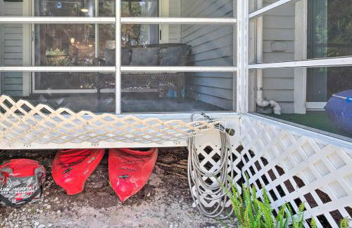 Old Florida Setting with Kayaks and Fishing Poles - Foto 22