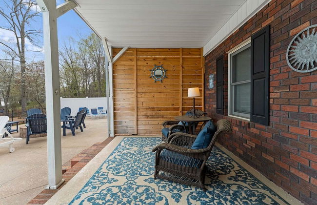 Sleeps 22, Lakefront w/ Private Dock & Pool, 2 Houses Lake Living by Avantstay - Foto 66