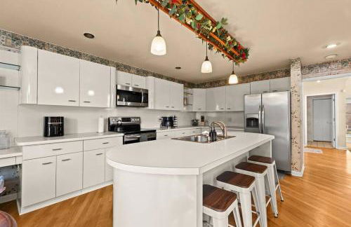 NEW! 4BR I Indoor Pool on the Bay in Boat Town USA - Foto 66